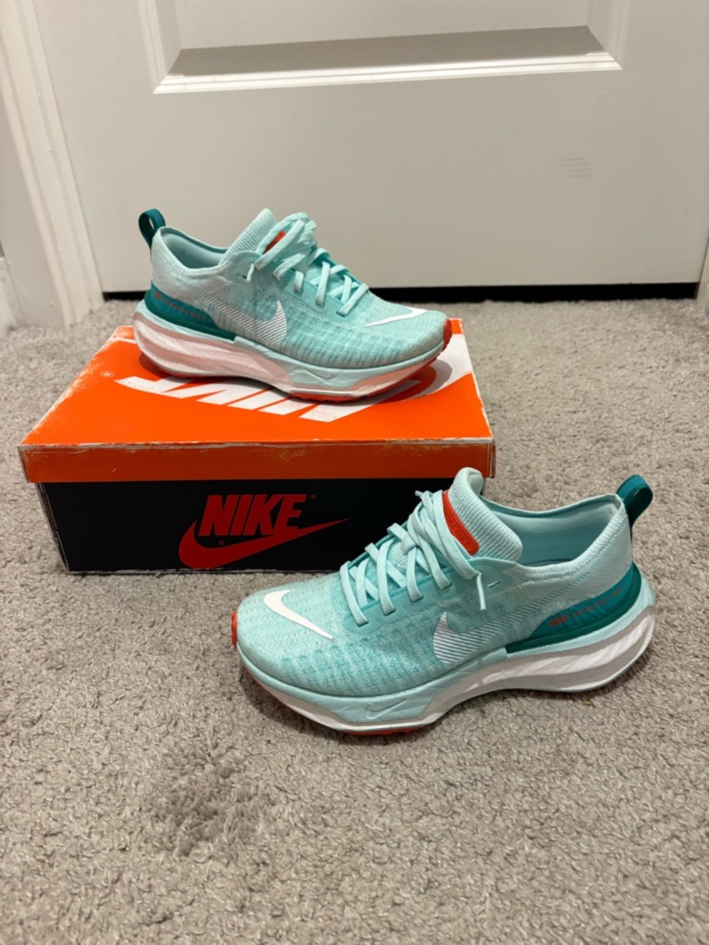 Nike Women's Mint Green Athletic Running Shoes with Teal Accents